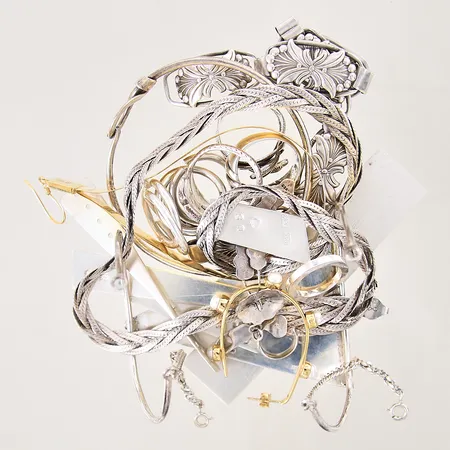 Silversmycken samt föremål, udda, ojämnheter, bucklor, repor, silver 830-925/1000 Vikt: 164,6 g