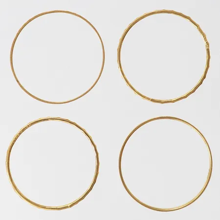 Fyra ringar med olika dekorer, stl: 16¼, bredd 1-1,5mm, 18K. Vikt: 2,1 g