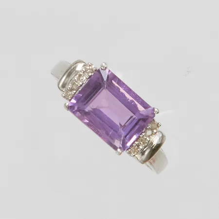 Ring med ametist samt diamanter 8 x ca.0,0025ct, Ø17½, bredd: 0,8-7mm, skev skena, vitguld, 10K Vikt: 1,6 g