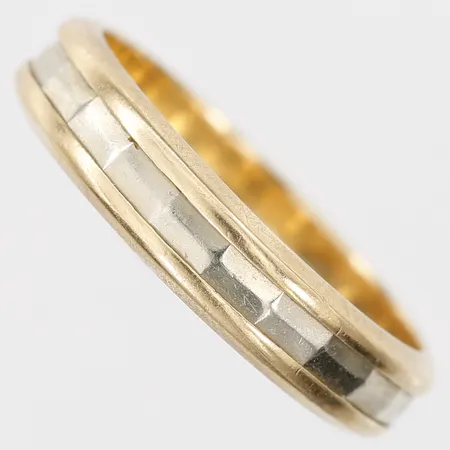 Ring med mönsterdekor, stl: 16½, personlig gravyr, 18K guld Vikt: 3,7 g