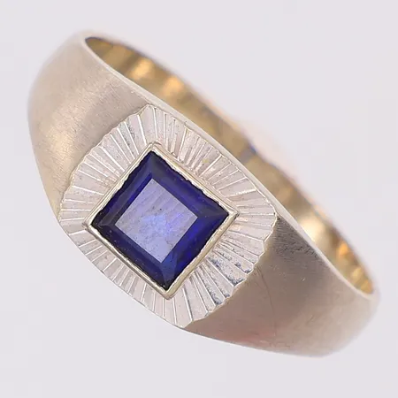  Ring med blå sten stl 18¾, otydliga stämplar, 18K Vikt: 5,4 g