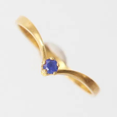 Ring med troligen safir, stl: 16, bredd 1,5mm, 18K.  Vikt: 0,9 g