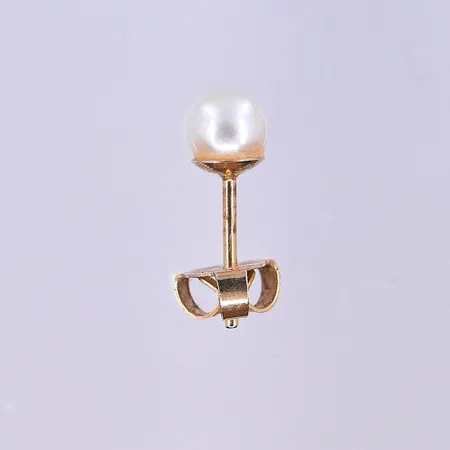 Ett separat örhänge med pärla, Ø5 mm, 18K. Vikt: 0,5 g