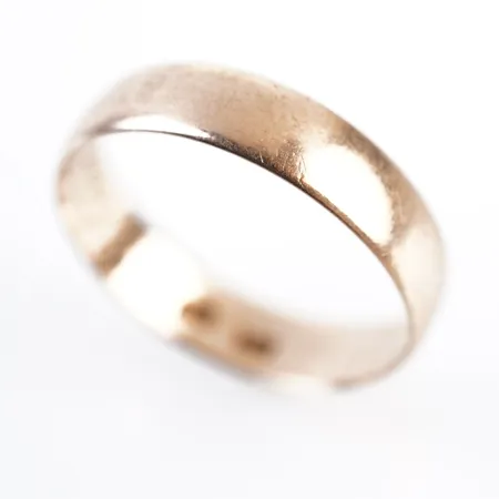 Ring, stl 20½(64), bredd 5mm, 14k, gravyr Vikt: 3,3 g