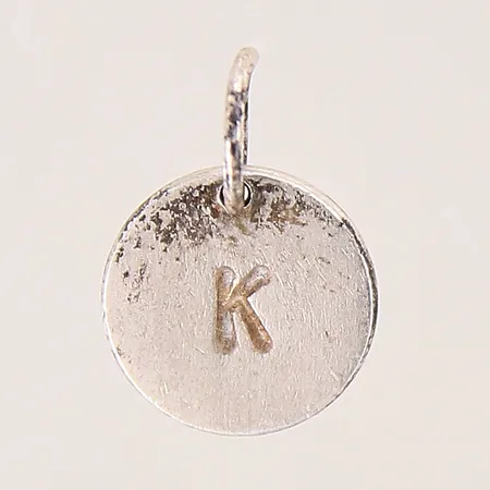 Hänge med bokstaven K, 16x11mm, silver 925/1000 Vikt: 1 g