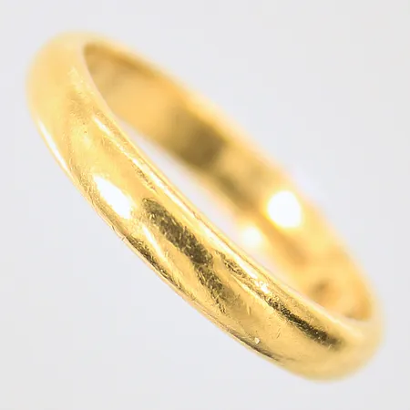 Ring slät, stl 19¼, bredd 3,7mm, gravyr, 23K Vikt: 6,3 g