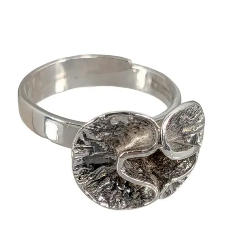 Ring, silver 925/1000, THERESIA HVORSLEV för Mema AB Lidköping 1976, Ø17,0 mm - justerbar skena, skenans bredd 3,5 - 4 mm, dekor 12x16 mm  Vikt: 3,8 g