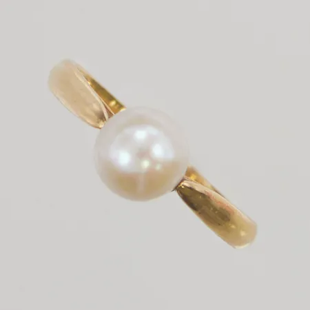 Ring med pärla Ø17, bredd:6,6mm, 18K 2,7g.