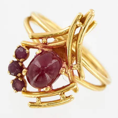 Ring med cabochonslipad rubin, stl 16½, bredd: 2-20mm, 21K  Vikt: 4 g