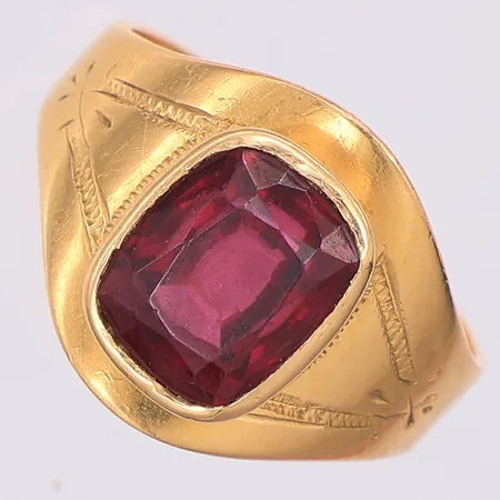 Ring mönstrad med röd sten, stl 17¾, gravyr, Fritz Olsson, 18K Vikt: 5,1 g
