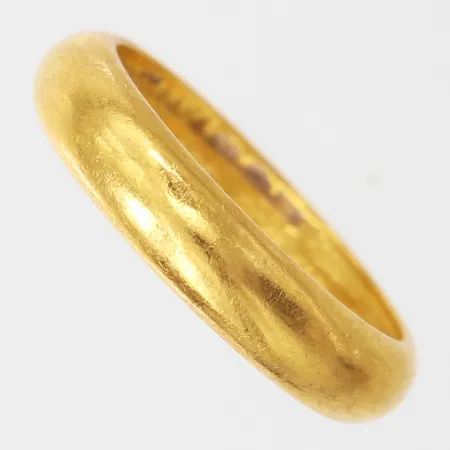 Ring slät, stl: 18¾ bredd 4,5mm, gravyr, 23K.  Vikt: 9,1 g