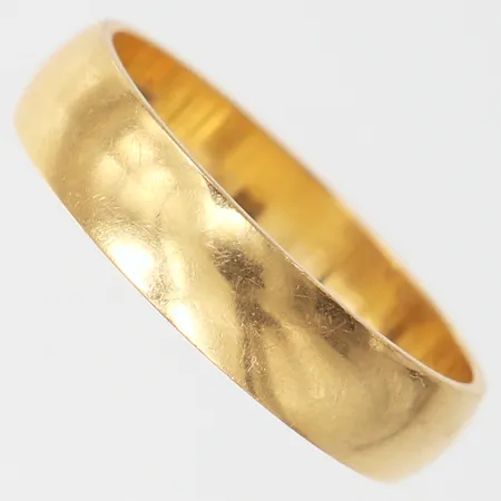 Ring slät, stl: 19½, bredd 4,9mm, gravyr, 18K. Vikt: 4,9 g
