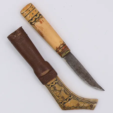 Samekniv ej signerad 11,5cm, handtag trä lack bortfall, slida mönstrad i läder och renhorn lack bortfall