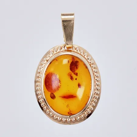 Hänge med bärnsten, längd ca18mm, bredd ca 11mm, 18K Vikt: 0,5 g