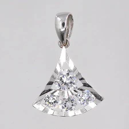 Hänge med vita stenar, stl 19x13mm, vitguld, 18K Vikt: 0,9 g