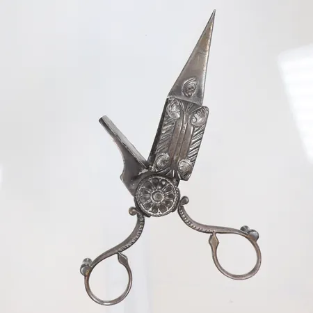 Veksax i vitmetall, längd 17cm, bredd 6cm, troligen 1800-talets första hälft