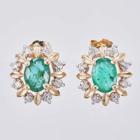 Ett par örhängen med smaragder ca 2x0,50ct sämre kvalité, och diamanter ca 8x0,01ct, längd: ca 1,2cm, bredd: ca 11mm, 14K Vikt: 2,6 g