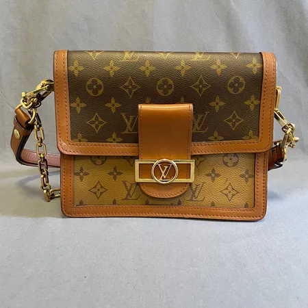 Väska Louis Vuitton Dauphine MM Bag, Other Monogram Canvas, modell-nr: M45958, läder rem, guldfärgad kedja, kvittokopia Birger Jarlsgatan 2021, mått 25 x 17 x 10,5cm, färgbortfall på kedja, repor, bruksslitage, inga övriga tillbehör.