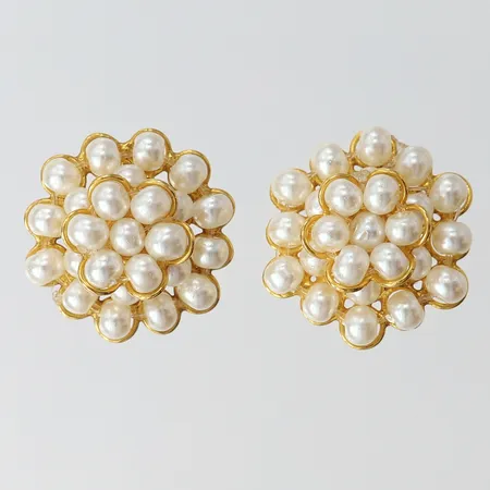 Ett par örhängen med imitationspärlor, Ø22mm, gängade stift, saknar snurrebussar, 18K. Vikt: 8,3 g