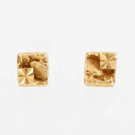 Ett par örhängen 4x4mm, saknar stoppar, 18K  Vikt: 0,5 g