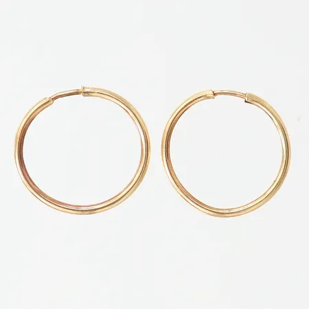 Ett par örhängen, creoler, Ø10mm, bredd 0,9mm, skeva, 14K. Vikt: 0,3 g