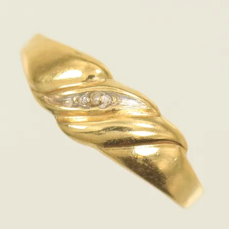 Ring med vit sten, stl ca 17, bredd 2-5mm, skev skena, 18K, 1,1g Vikt: 1,1 g