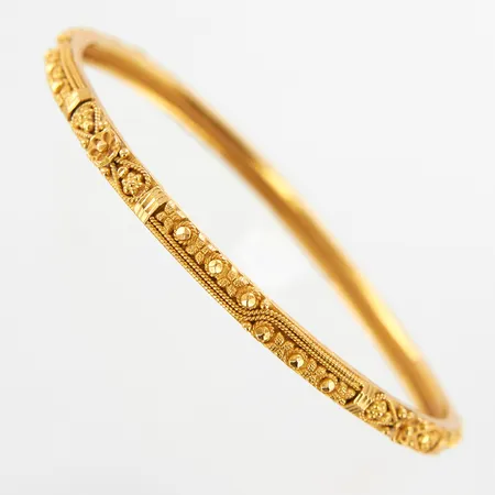 Armband stelt med reliefdekor,  Ø60mm, bredd 4mm, något ojämn, 22K  Vikt: 12,3 g