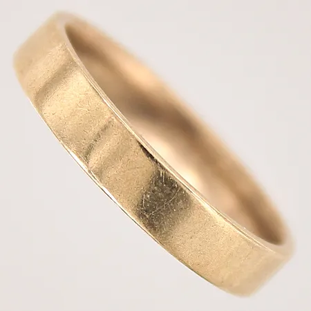 Ring slät, stl 18¾, bredd 4mm, gravyr, 9K Vikt: 3,5 g