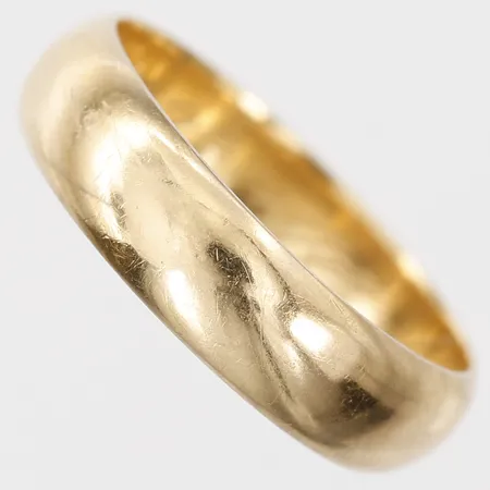 Ring, slät, stl: 16¾, bredd: 5 mm, gravyr, 18K guld. Vikt: 4 g