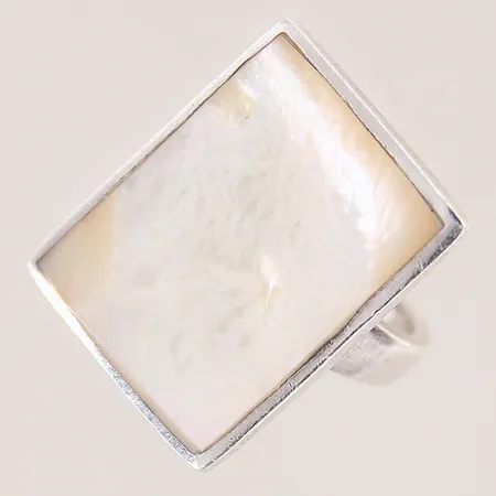 Ring med pärlemo, stl 16,5, bredd 3,2-22,8mm, silver 925/1000 Vikt: 9,8 g