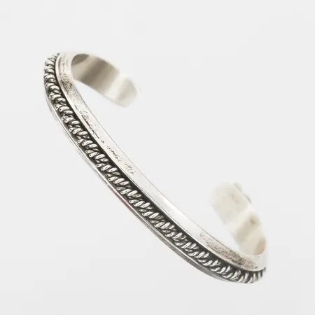 Armring med tvinnad dekor, innermått: ca 40 x 59 mm, slitage, 925/1000 silver. Vikt: 25 g