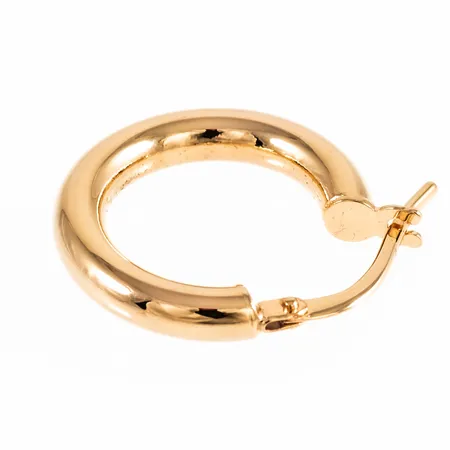 En slät creol i 18K guld. Den är 17 x 3 mm och väger 0,9g. Snäpplås med klyka.