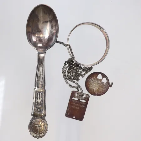 Diverse silver, defekt, gravyr silver 830/1000 Vikt: 52,9 g