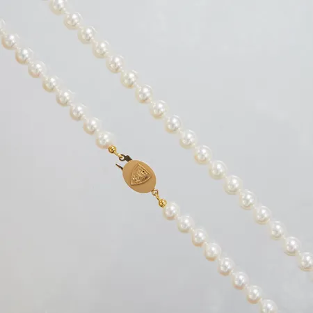 Pärlcollier med odlade saltvattenpärlor Ø6,6-7mm, längd: 46cm, personlig gravyr på lås i 18K, Stockholms stad, bruttovikt 29,6g Vikt: 29,6 g