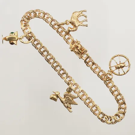 Armband Bismarck med fyra berlocker, längd 18,5cm, bredd 5mm, 18K Vikt: 13,5 g