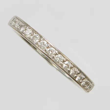 Alliansring med 14 diamanter 0,28ctv enligt gravyr, Ø17+, bredd: 2,4, personlig gravyr, repig, vitguld, 18K Vikt: 3,6 g