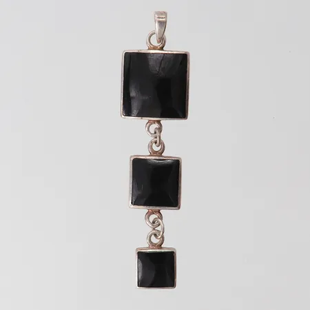 Hänge med svart emalj, 50x13mm ink ögla, Silver 925/1000. Vikt: 3,4 g