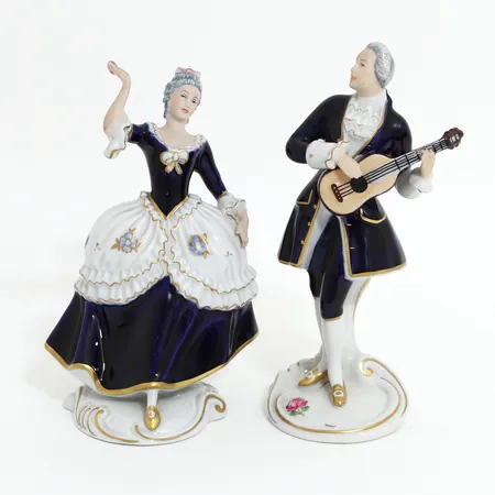 Två figuriner Royal dux i Rokoko-stil , bottenmärkta, höjd: ca 21cm Skickas med postpaket.