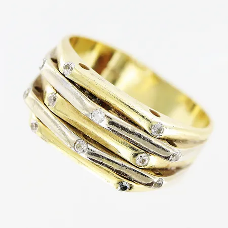 Ring, vita stenar, stl 18, bredd 5-8,5mm, defekter, 14K  Vikt: 7,2 g