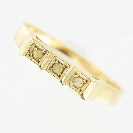 Ring vita stenar, stl 18¾, bredd 1,5-3,5mm, 18K Vikt: 2,7 g