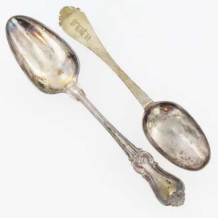 2 matskedar varav en med importstämpel, gravyr, silver. Vikt: 99,5 g