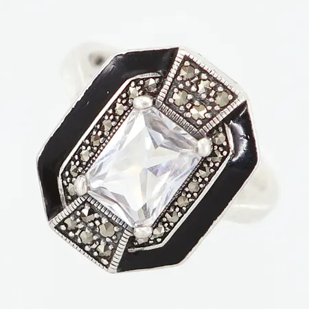 Ring med vit sten markasiter samt svart emalj Art deco-stil, stl 16½, bredd: 3-17mm, silver 925/1000 Vikt: 6,6 g