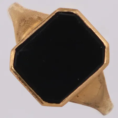 Klackring med onyx, stl 19¾, bredd 3-15mm, repor och hack i skenan, 18K, skena 23K. Bruttovikt 10,0g Vikt: 0 g