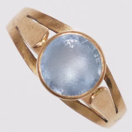 Ring ljusblå sten, stl 18, bredd 2,5-8,5mm, Sävsjö år 1964, sliten sten, 18K  Vikt: 2,8 g