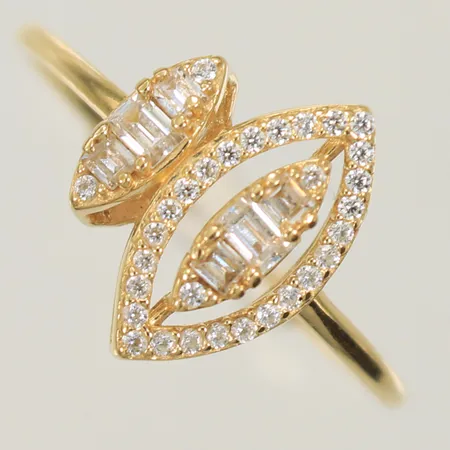 Ring med vita stenar, stl 15¾, bredd 1-11mm, 18K, 1,4g Vikt: 1,4 g