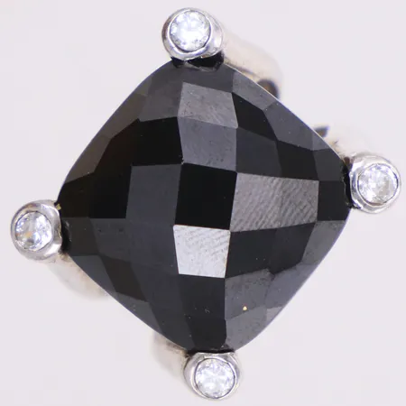 Ring med vita stenar samt svart sten, stl 17, bredd 6,4-17,8mm, 925/1000 silver. Bruttovikt: 22,7g 