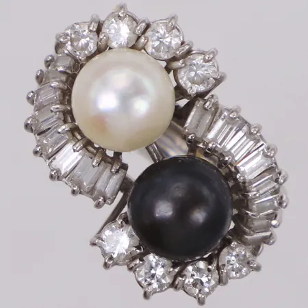 Ring med odlade pärlor samt briljantslipade diamanter 8x ca 0,08ct samt 20 baguettslipade diamanter, stl 17¼, bredd 3,4-17mm, höjd 11mm, Platina PT950/1000 Vikt: 11,3 g