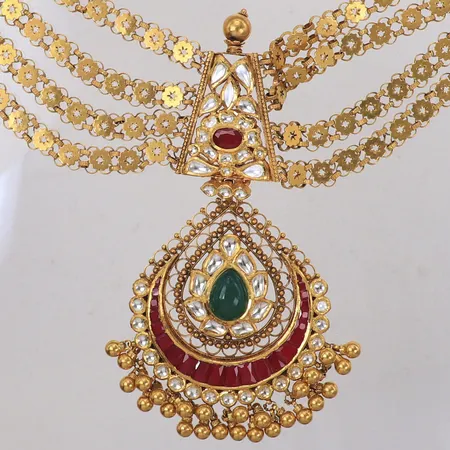 Halssmycke med röda, vita pärlor samt stenar, bredd ca 30mm, reglerbar längd, 22K, 916/1000 guld Vikt: 131,7 g