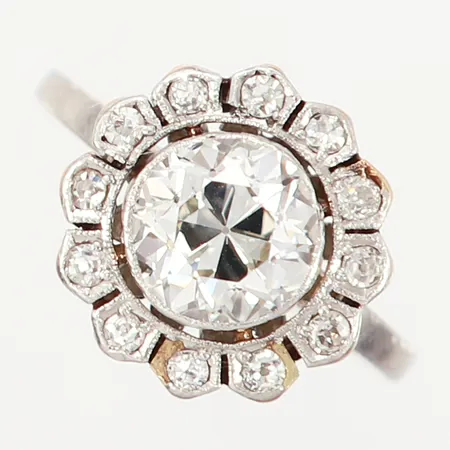 Ring stl16 gammalslipad diamant ca 2,20 ct kvalitet ca H-I/VS2 samt 12 gammalslipade diamanter ca 0,02ct infattade i en krans av guld och platina Ø14mm, delar av platinan saknas på tre av fattningarna, besiktningsutlåtande från 2024 medföljer, 950/1000 Platina Vikt: 3,6 g