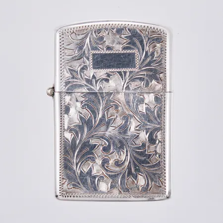 Fodral till tändare längd: ca 5,7cm bredd: ca 3,7cm, buckla på framsidan, 925/1000 silver  Vikt: 28,2 g